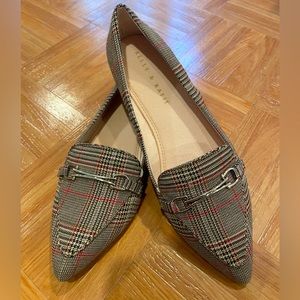 Jessica Simpson flat!